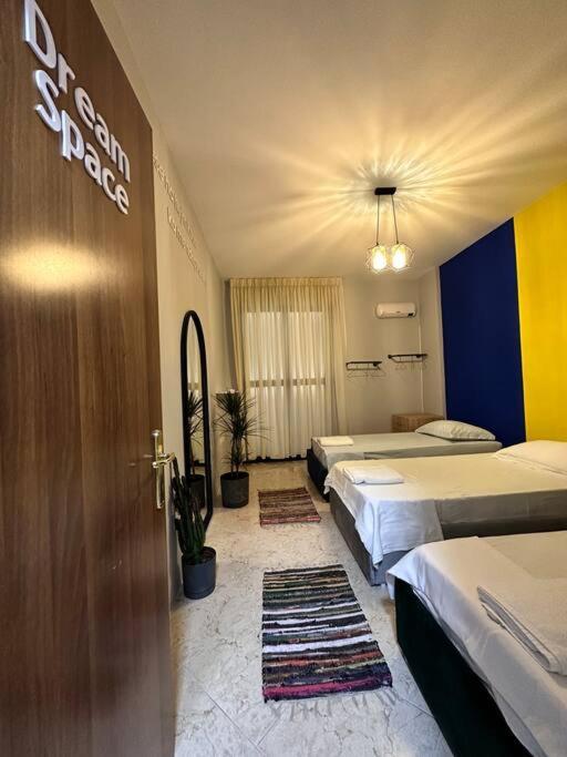 Super House Blloku - 3 Rooms Tirana Esterno foto