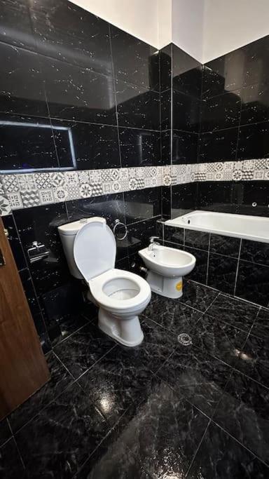 Super House Blloku - 3 Rooms Tirana Esterno foto