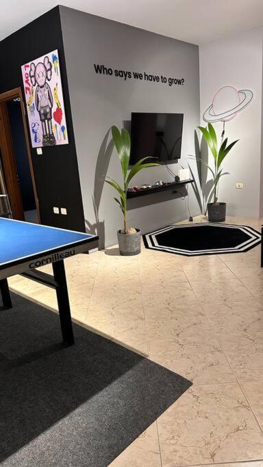 Super House Blloku - 3 Rooms Tirana Esterno foto