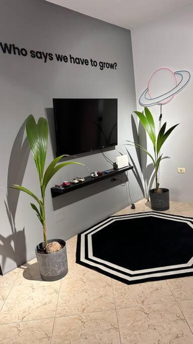 Super House Blloku - 3 Rooms Tirana Esterno foto