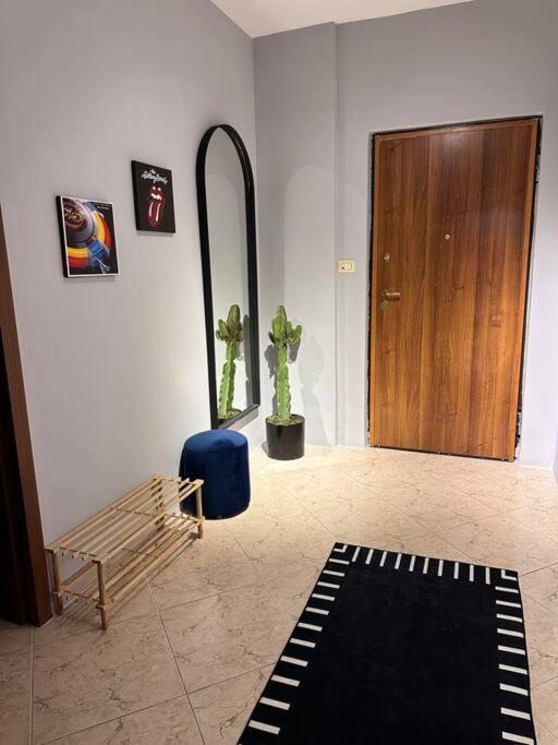 Super House Blloku - 3 Rooms Tirana Esterno foto